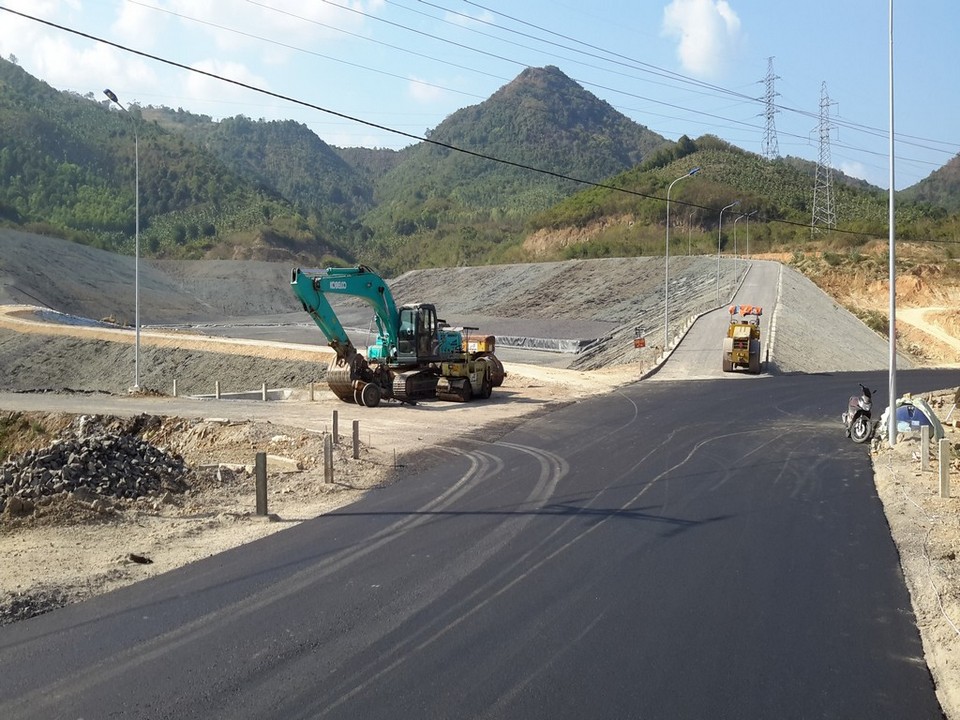 Diem giao nhau giua bai rac Luong Hoa va Tram xu ly nuoc ri rac.jpg